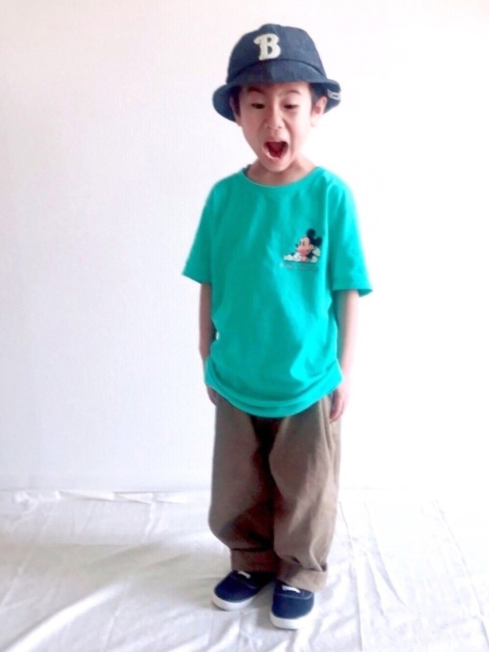「男の子コーデ、ゆるコーデ、ビッグシルエット、Tシャツ、プチプラ、休日コーデ、バケットハット、シンプルコーデ、ブチプラ、春夏コーデ」｜「devirockのヒザデルパンツ（その他パンツ、ベージュ系）」を使った、Ruu...さん（キッズ・90cm）の春コーディネートの1枚目の写真