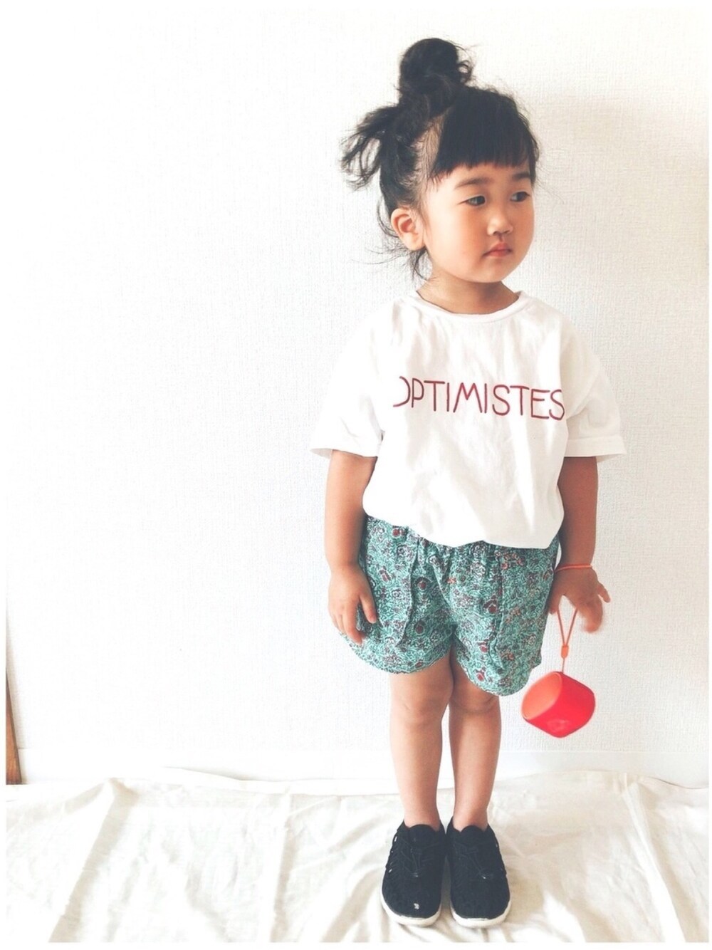 「花柄、ショートパンツ、keen、サンダル、女の子コーデ、リラックススタイル、ロゴT、UneekSNK、キーン」｜「Birthdayのアイテム（Tシャツ/カットソー、ホワイト系）」を使った、Ruu...さん（キッズ・90cm）の夏コーディネートの1枚目の写真