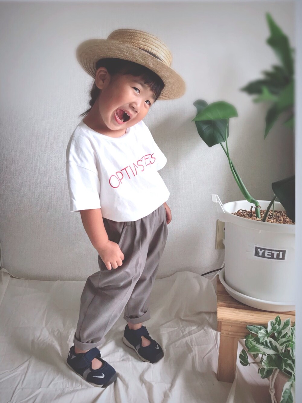 「麦わら帽子、カンカン帽、プチプラ、ロゴT、夏だ！Tシャツ着よう！、夏コーデ、タックパンツ、エアリフト、キッズコーデ」｜「NIKEのNIKE(ナイキ) LITTLE RIFT(リトルリフト)（スニーカー、ブルー系）」を使った、Ruu...さん（キッズ・90cm）の夏コーディネートの1枚目の写真