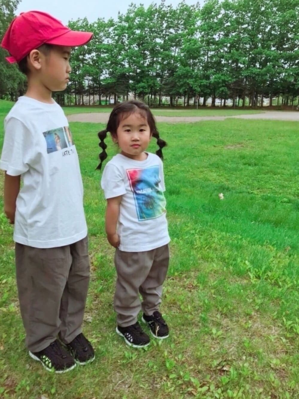 「夏コーデ、タックパンツ、シンプルコーデ、ストリート、夏だ！Tシャツ着よう！、キャップ、keen、UneekSNK、DetoxOurPlanet、GU」｜「KEENのUNEEK SNK / ユニーク スニーク（スニーカー、ブラック系）」を使った、Ruu...さん（キッズ・90cm）の夏コーディネートの1枚目の写真