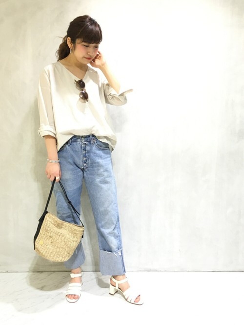 「デニム、カジュアル、シンプル、journal standard、かごバッグ」｜「JOURNAL STANDARDのスパンタイプライターブラウス#（シャツ/ブラウス、グレー系）」を使った、eriさん（レディース・165cm）の春コーディネートの1枚目の写真