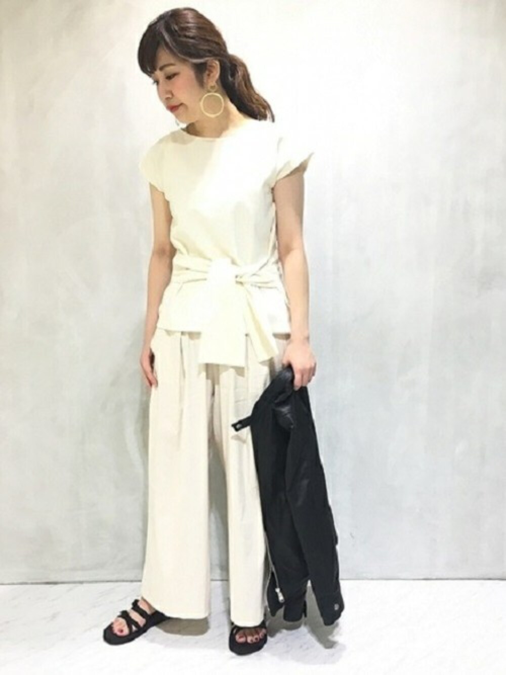 「ホワイト、ワントーンコーデ、journal standard、リネン、デザイントップス」｜「JOURNAL STANDARDのリネンミラノ ノッティングプルオーバー（Tシャツ/カットソー、ホワイト系）」を使った、eriさん（レディース・165cm）の春コーディネートの1枚目の写真