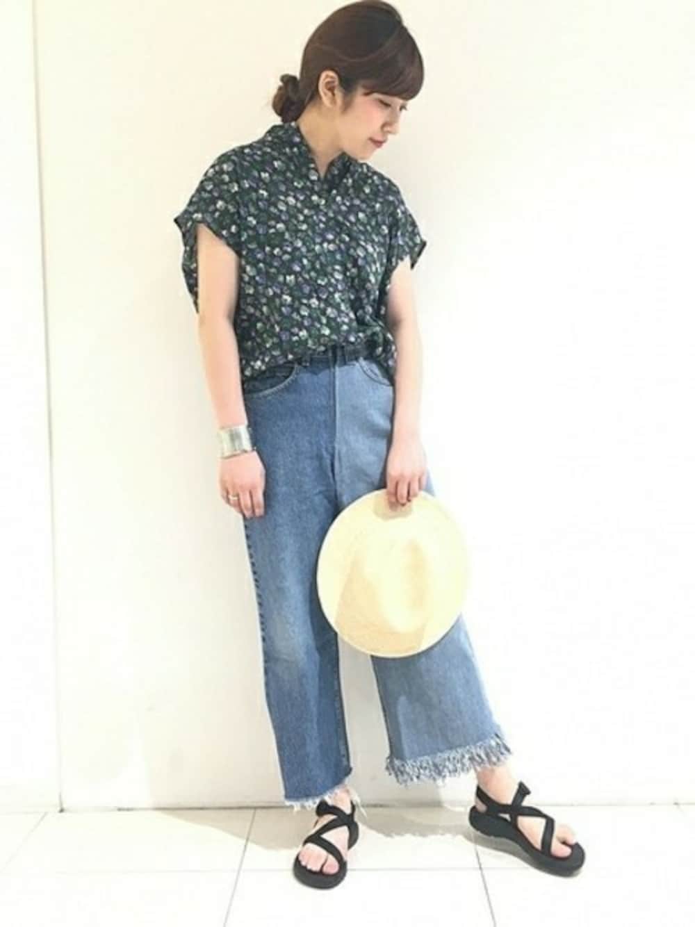 「デニム、花柄、journal standard、サンダル、シャツスタイル」｜「JOURNAL STANDARDのプチフラワータックシャツ#（シャツ/ブラウス、ブラック系）」を使った、eriさん（レディース・165cm）の夏コーディネートの1枚目の写真