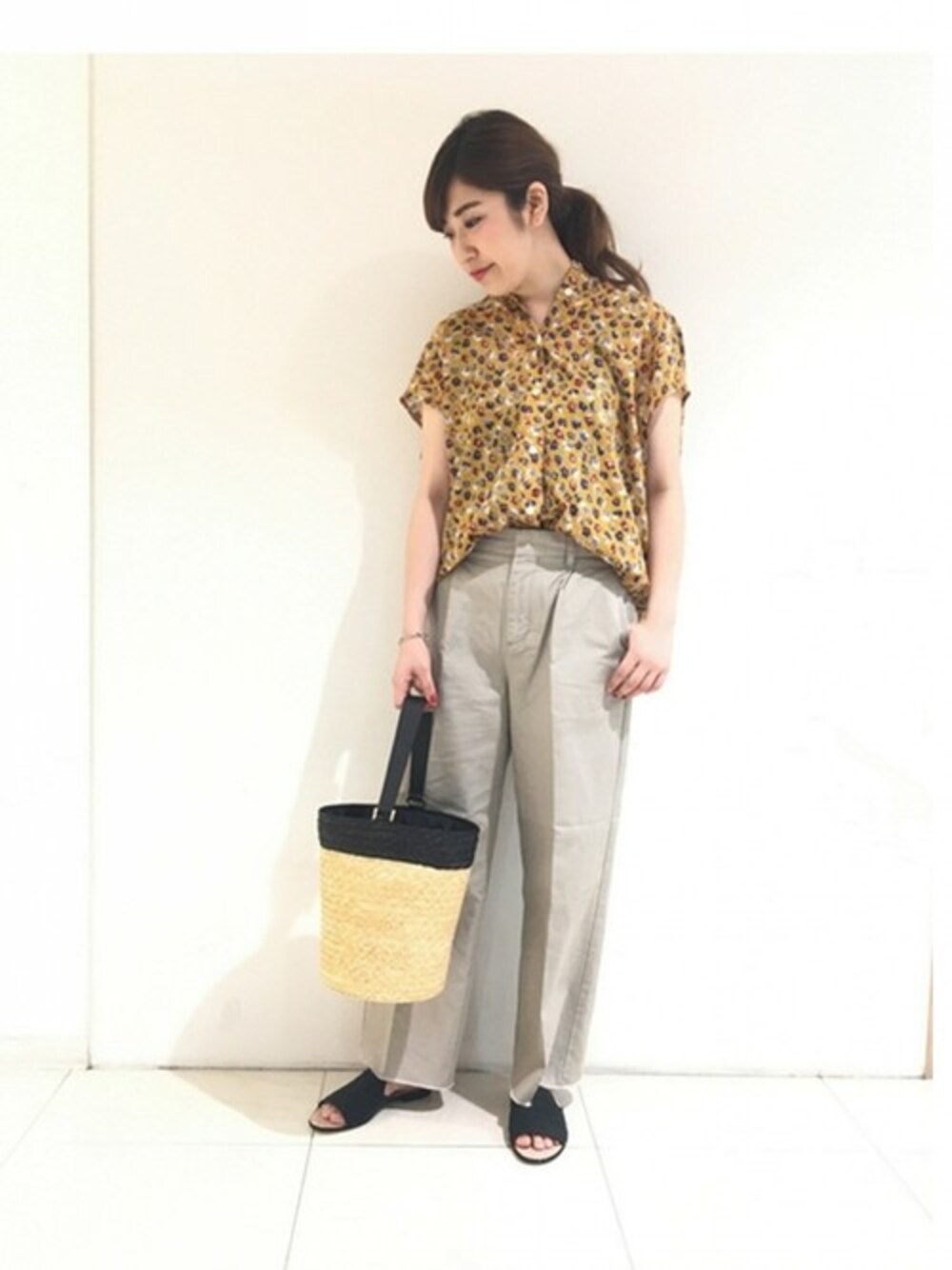 「ブラウス、カジュアル、花柄、journal standard、パンツスタイル」｜「JOURNAL STANDARDの《追加2》ワイドスラックスパンツ_#（その他パンツ、ベージュ系）」を使った、eriさん（レディース・165cm）の夏コーディネートの1枚目の写真