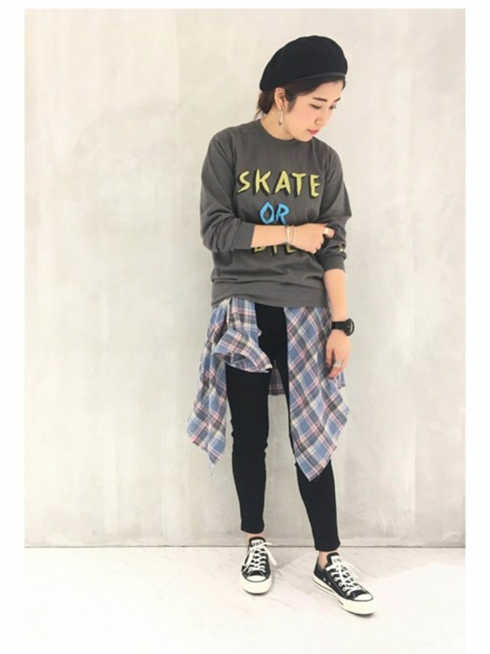 「チェック、デニム、ロゴT、ベレー帽、converse、journal standard、スキニーデニム、77circa」｜「JOURNAL STANDARDの【360°SPORTS WEAR/スリーシックスティスポーツウエア】  L/S SHIRTSSKATE OR DIE：Tシャツ#（Tシャツ/カットソー、グレー系）」を使った、eriさん（レディース・165cm）の秋コーディネートの1枚目の写真