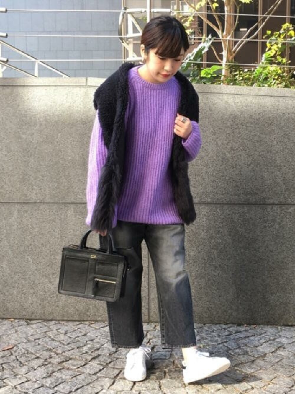 「スニーカー、ニット、adidas、journal standard、ラベンダー、ファー小物」｜「JOURNAL STANDARDの13ozデニムフロントタック5PKパンツ#（デニムパンツ、グレー系）」を使った、eriさん（レディース・165cm）の冬コーディネートの1枚目の写真