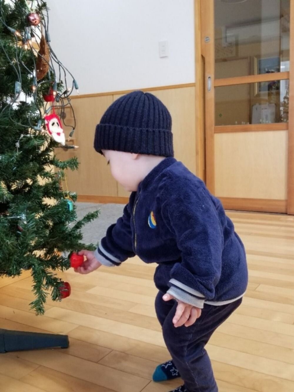 「クリスマス、紺色コーデ、フリースジャケット」｜「赤ちゃん本舗のアイテム（ソックス/靴下、ブルー系）」を使った、そらまめ　さん（キッズ・80cm）の冬コーディネートの1枚目の写真