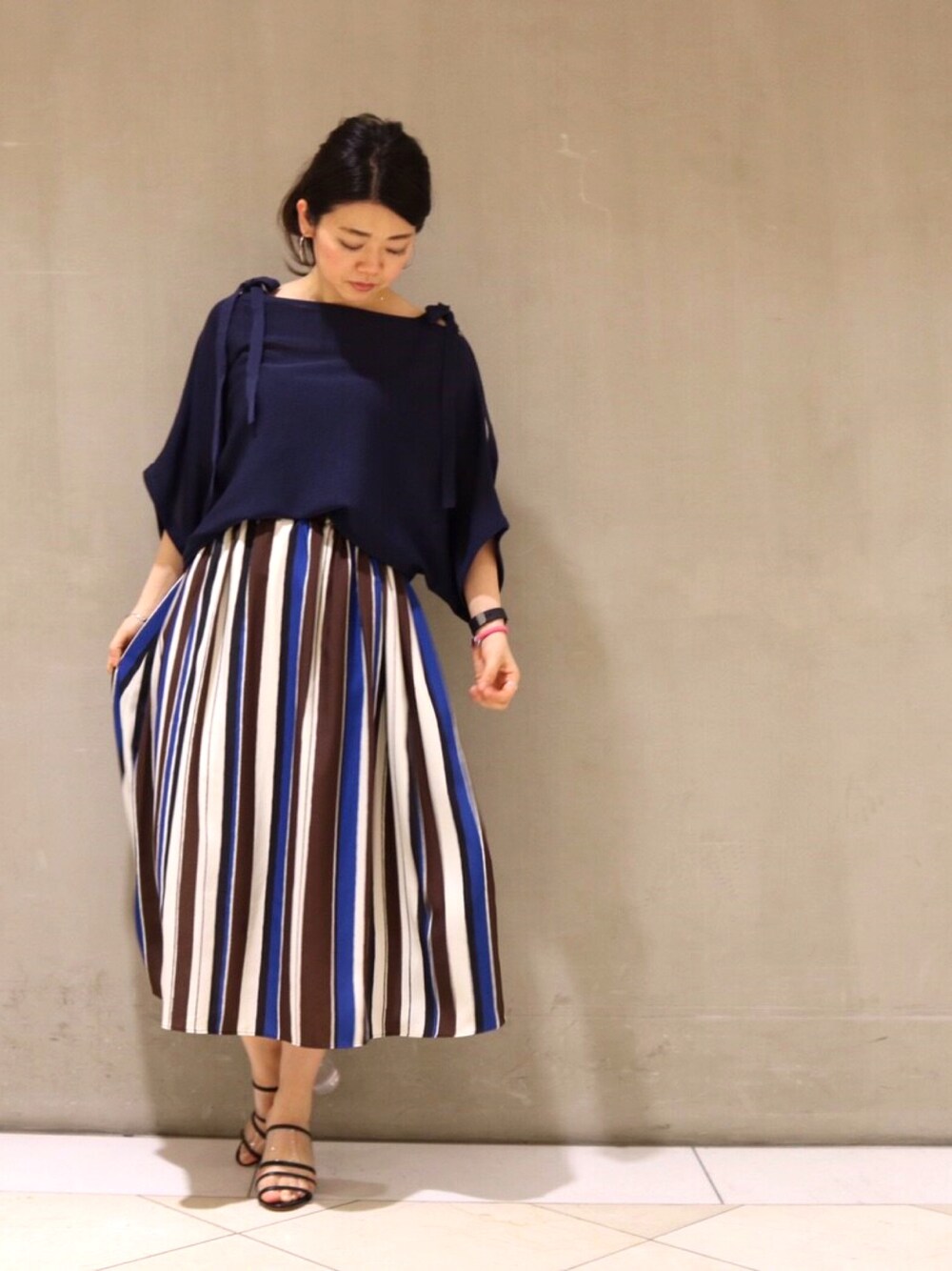 「ストライプ、スカート、Lui's、luisfemme、navy、ネイビー、ブルー、フレアスカート、限定」｜「Lui'sの肩リボンドルマンニットプルオーバー（ニット/セーター、ブルー系）」を使った、Chie Ikeharaさん（レディース・157cm）の夏コーディネートの1枚目の写真