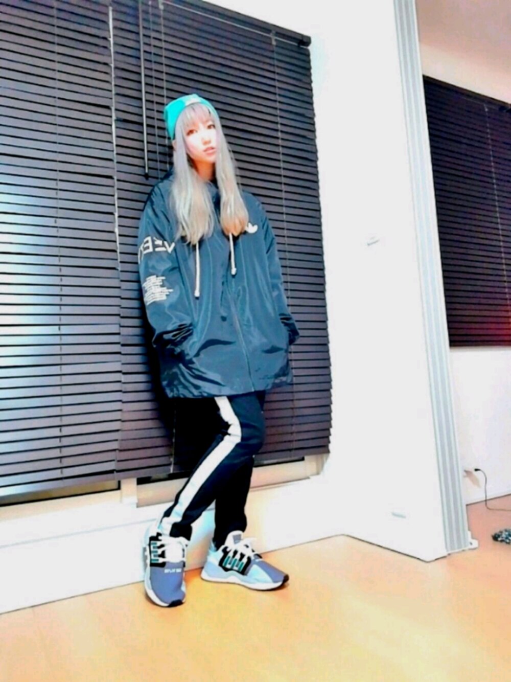 「THE NORTH FACE、ナイロンジャケット、ストリート、スポーツミックス、スニーカーコーデ、アディダス、金髪、streetstyle」｜「adidas Originalsのadidas originals/アディダスオリジナルス/EQT SUPPORT 91/18（スニーカー、グリーン系）」を使った、UMEXXXさん（レディース・162cm）の秋コーディネートの1枚目の写真