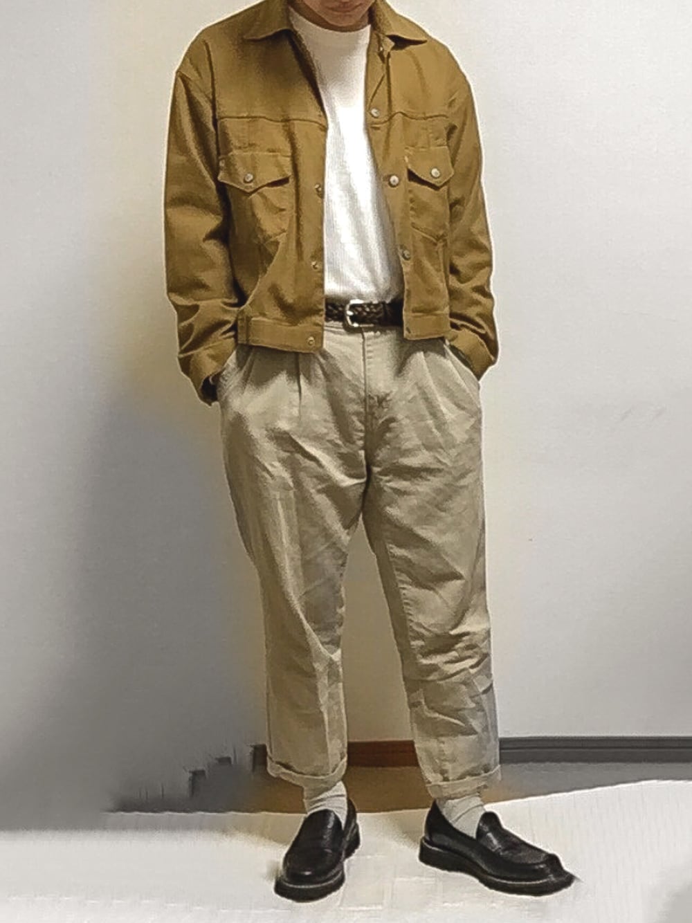 「休日スタイル、きれいめカジュアル、ロンT、ユニクロ、ローファー、タックイン、ジージャン、デニムジャケット、ワントーンコーデ」｜「UNIQLOのワッフルクルーネックT（長袖）（Tシャツ/カットソー、ホワイト系）」を使った、share0809さん（メンズ・167cm）の春コーディネートの1枚目の写真