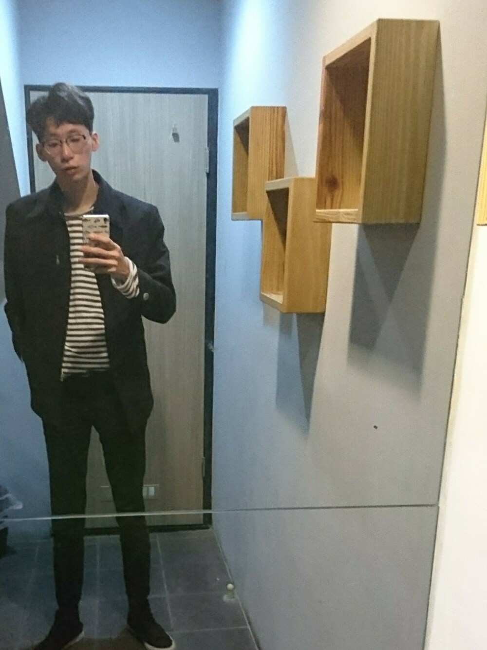 「食堂」｜「no brandのアイテム（ライダースジャケット、ブラック系）」を使った、Jeffhsiehさん（メンズ・190cm）の秋コーディネートの1枚目の写真