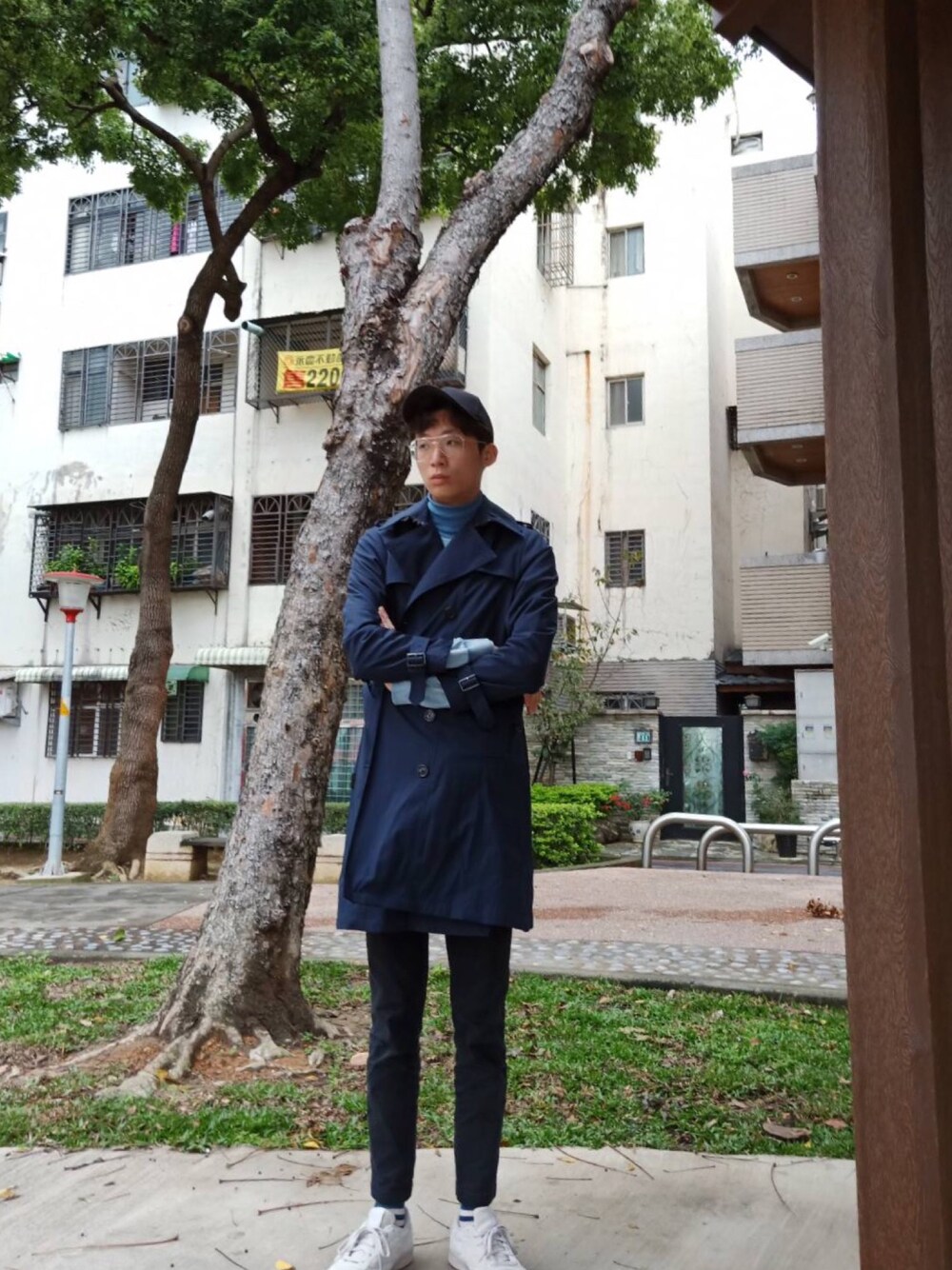「公園、春」｜「no brandのアイテム（トレンチコート、ブルー系）」を使った、Jeffhsiehさん（メンズ・190cm）の春コーディネートの1枚目の写真