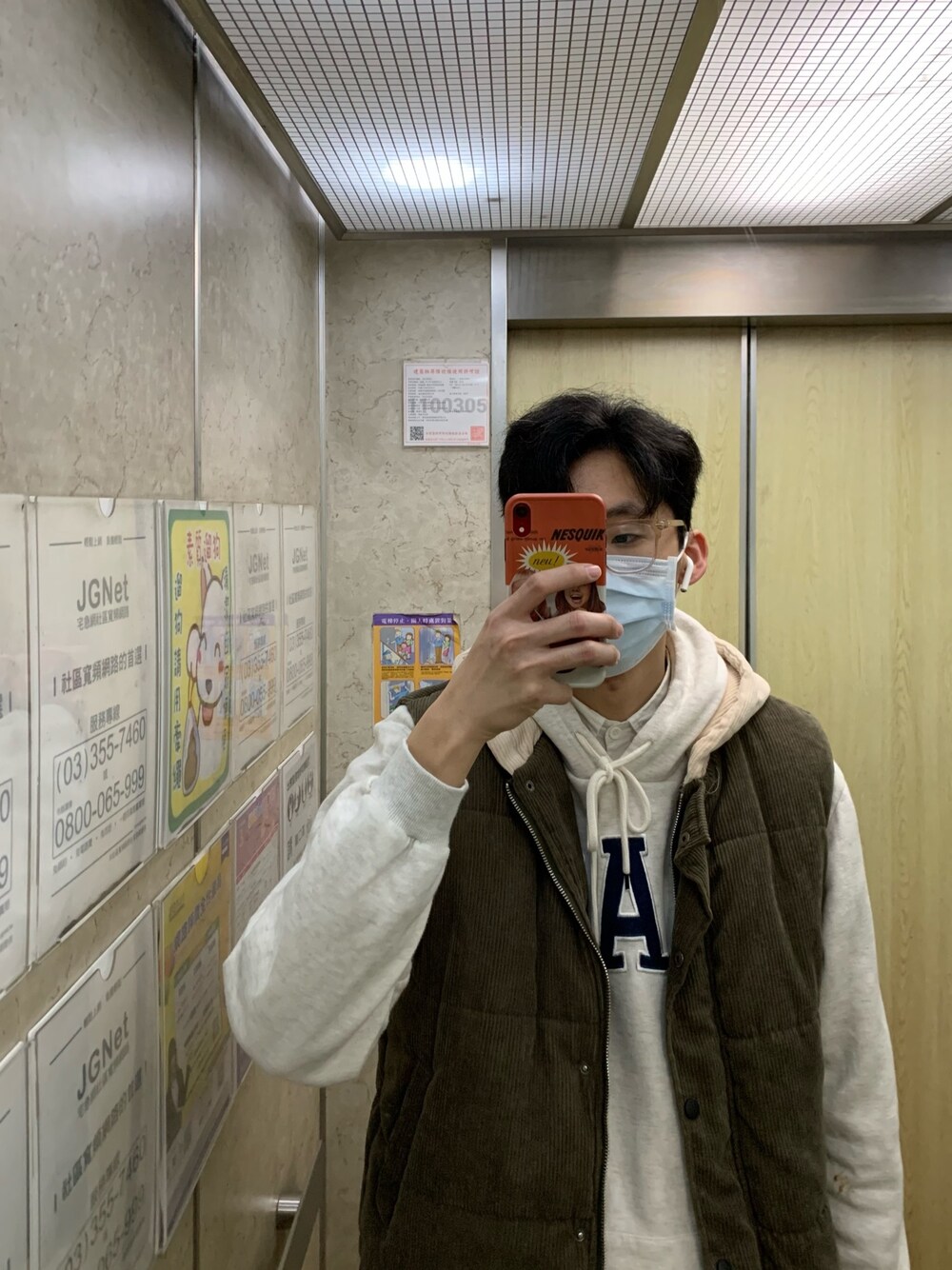 「學生、年輕」｜「Appleのアイテム（スマホケース/カバー、レッド系）」を使った、Jeffhsiehさん（メンズ・188cm）の春コーディネートの1枚目の写真