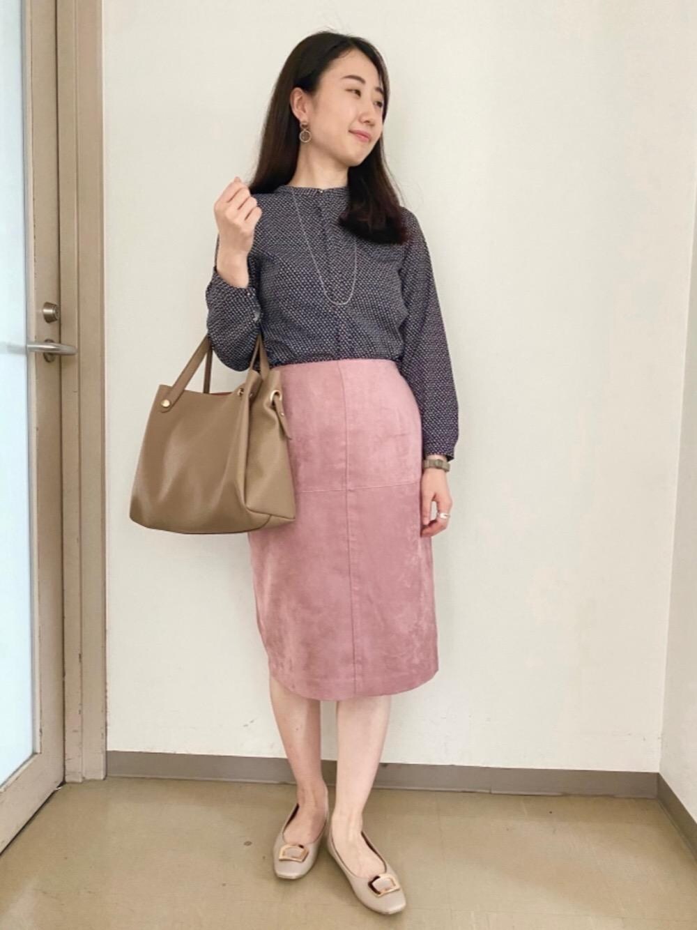 ブラウン系のトートバッグ、ピンク系のスカート、ブラック系のシャツ/ブラウスを着用したレディースの秋コーディネートの1枚目の写真