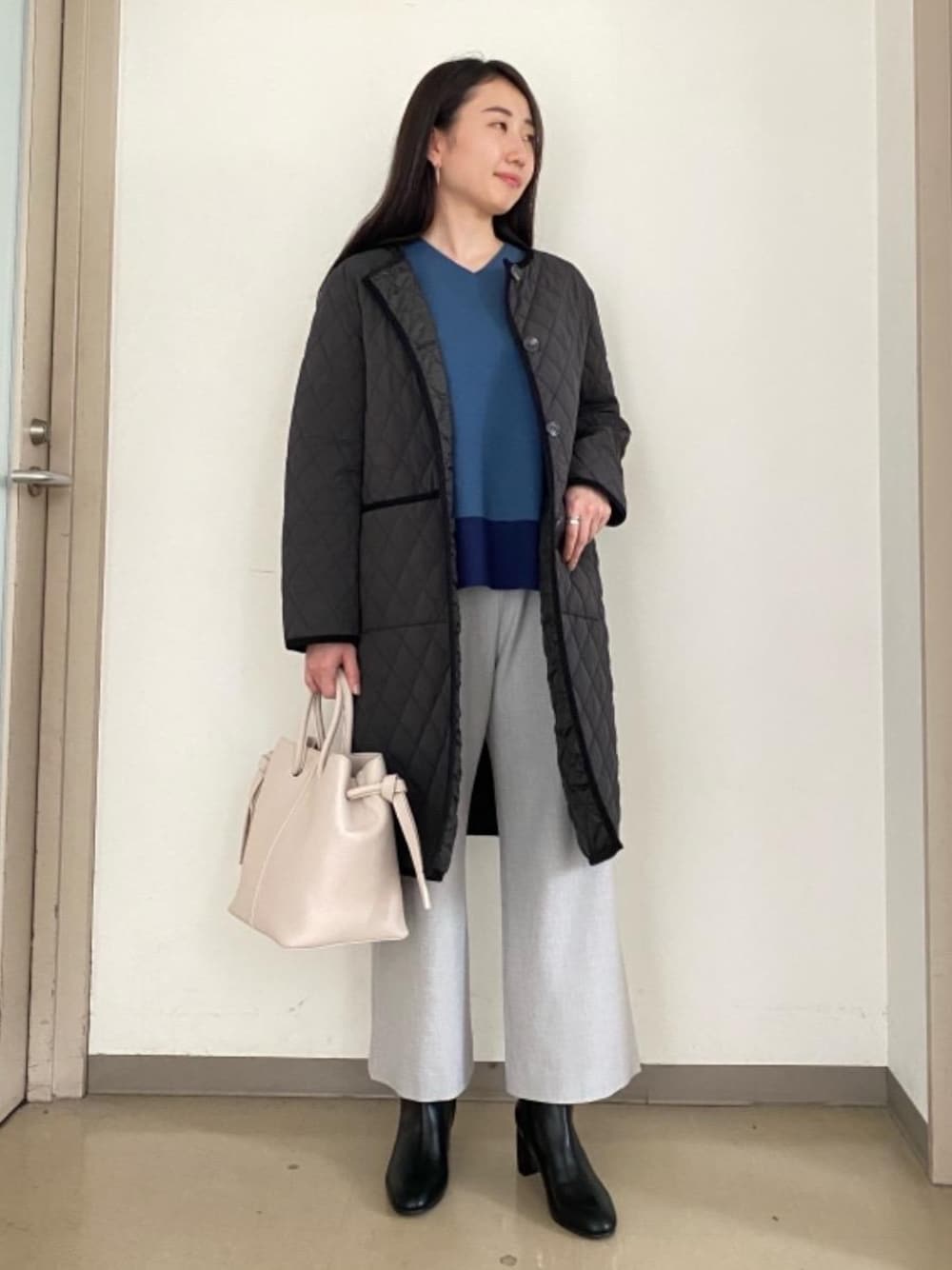 「アウター、トレンド、シューズ、キルティングコート、ビジネス、👟バッグ、ニット/セーター、ぱんつ」｜「closet storyの＜closet story（クローゼットストーリー）＞バイカラー ニット プルオーバー -ウォッシャブル-（ニット/セーター、ブルー系）」を使った、tokutake_hさん（レディース・158cm）の秋コーディネートの1枚目の写真