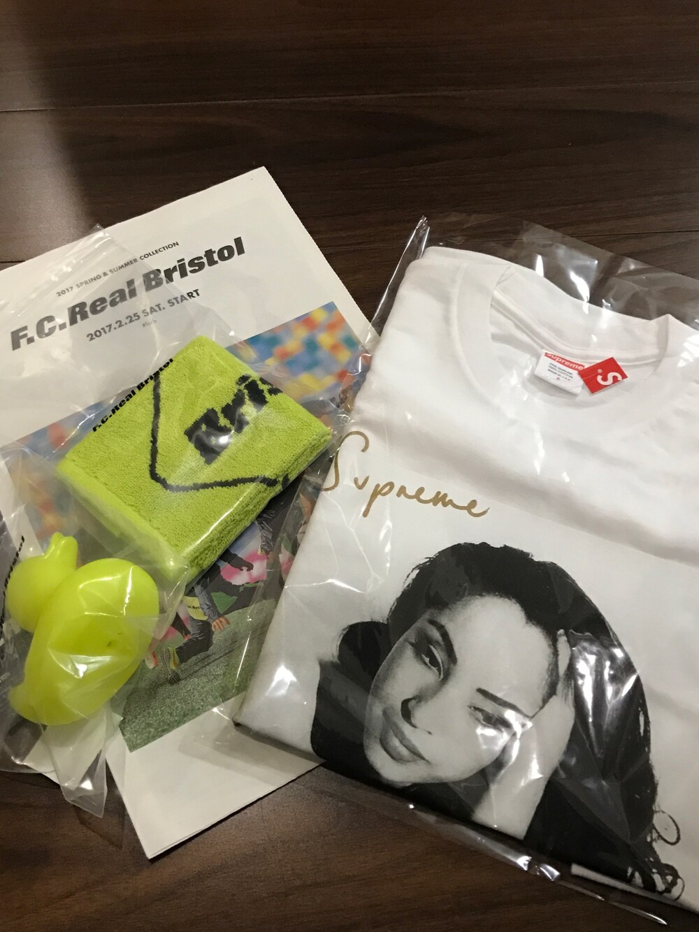 「シュプリーム、supreme、supreme17ss、FCRB、sadeＴ、あひる、FCRB17ss」｜「Supreme のアイテム（Tシャツ/カットソー、ホワイト系）」を使った、ゆうすけさん（メンズ・168cm）の冬コーディネートの1枚目の写真