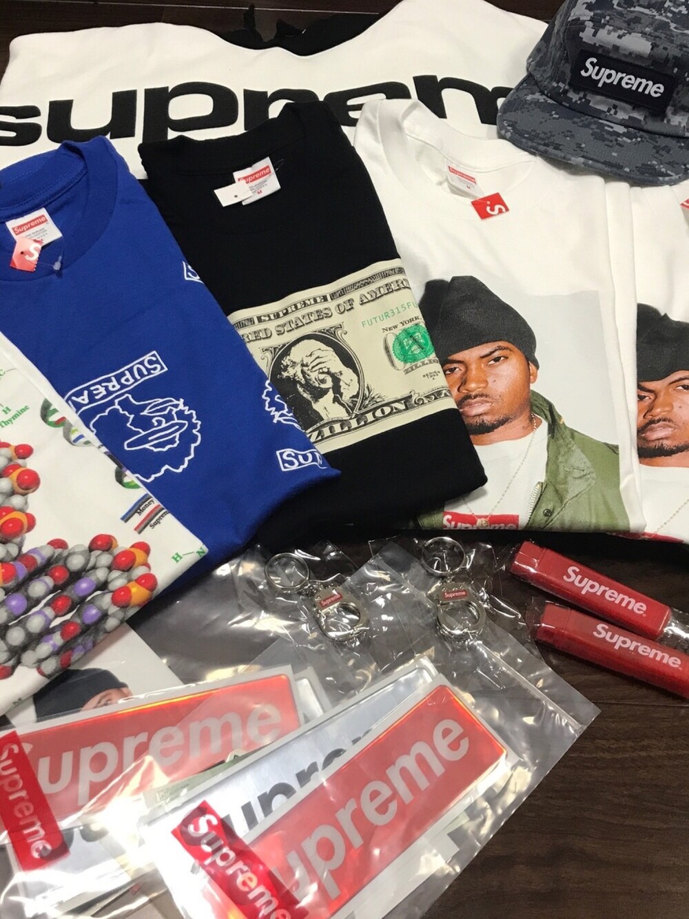 「supreme、シュプリーム、supreme17FW、supreme17aw、supreme17FW立ち上げ、次はBOXパーカー、立ち上げ、Nas、フォトT、BOXLOGO」｜「Supreme のアイテム（Tシャツ/カットソー、ホワイト系）」を使った、ゆうすけさん（メンズ・168cm）の夏コーディネートの1枚目の写真