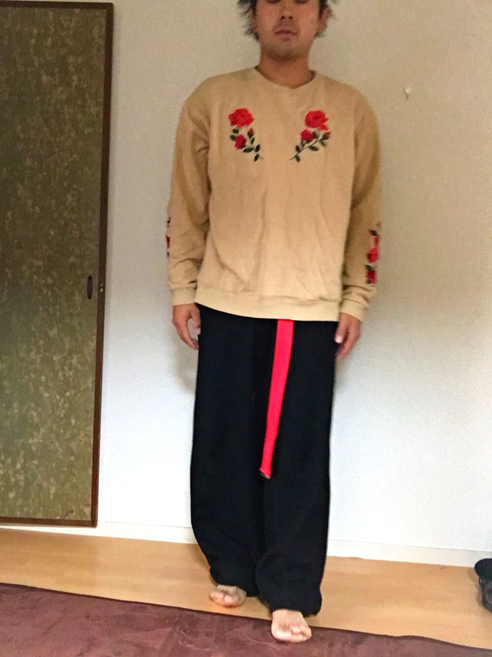 「シンプル、Dr.Martens、あえての裸足、寒い、眠い、学校、寝たい」｜「LEGENDAのFLOWER EMBROIDERY スウェットトレーナー（スウェット、ベージュ系）」を使った、すぐぅさん（メンズ・169cm）の春コーディネートの1枚目の写真