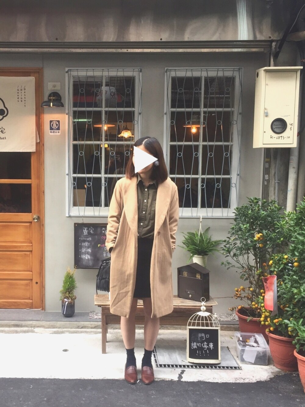 「カジュアル、ゆるコーデ、今日のコーデ、モノトーン、おしゃれさんと繋がりたい、ファーピアス、カーキ、ブラウン、カフェ巡り」｜「FRAY I.Dのアイテム（ダウンジャケット/コート、ブラウン系）」を使った、luluさん（レディース・172cm）の冬コーディネートの1枚目の写真