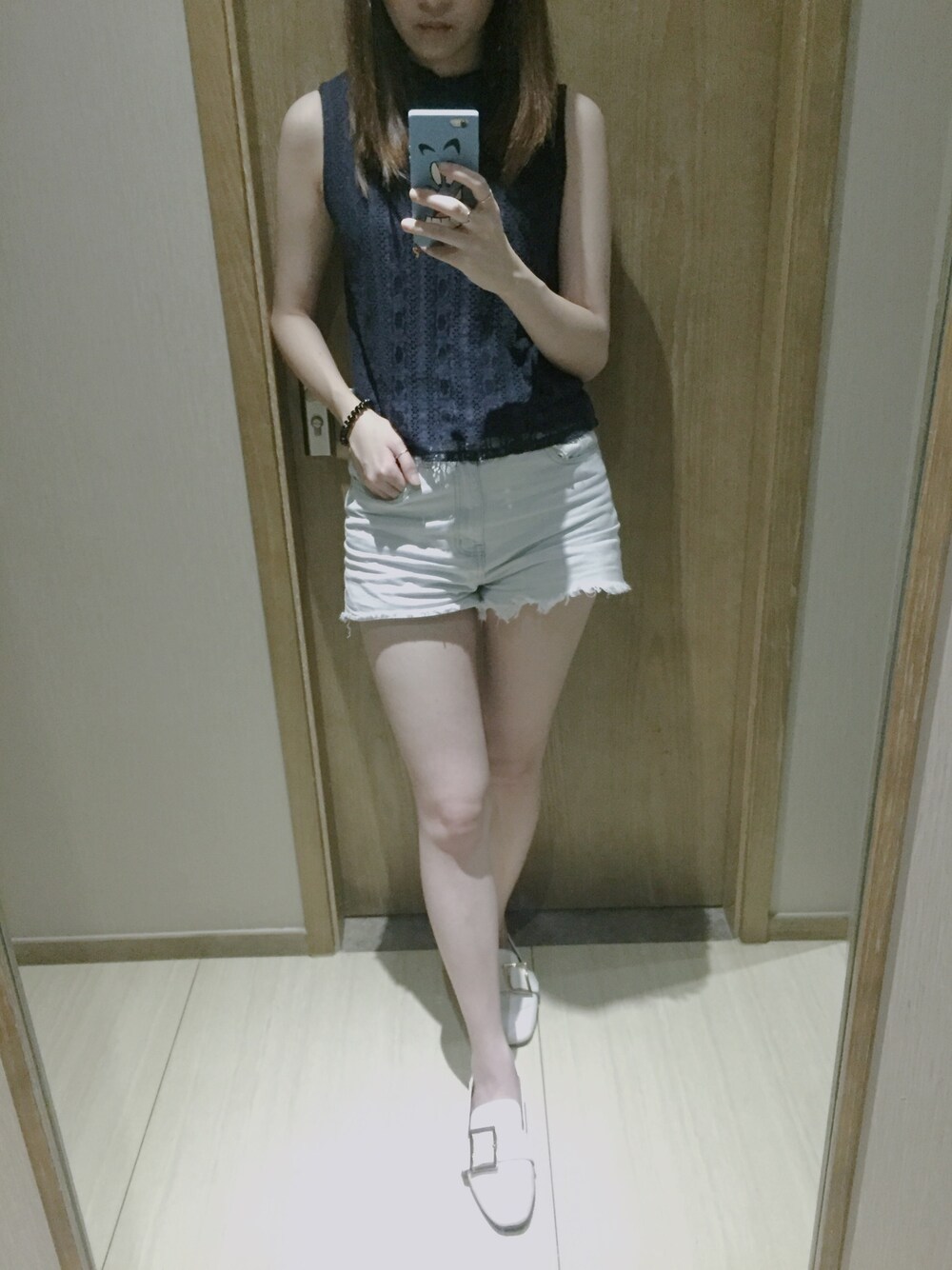 「shanghai、biz trip、weekend、moussy、FOREVER 21、Bally」｜「MOUSSYのLACE HI NECK TOP（タンクトップ、ブルー系）」を使った、luluさん（レディース・172cm）の秋コーディネートの1枚目の写真
