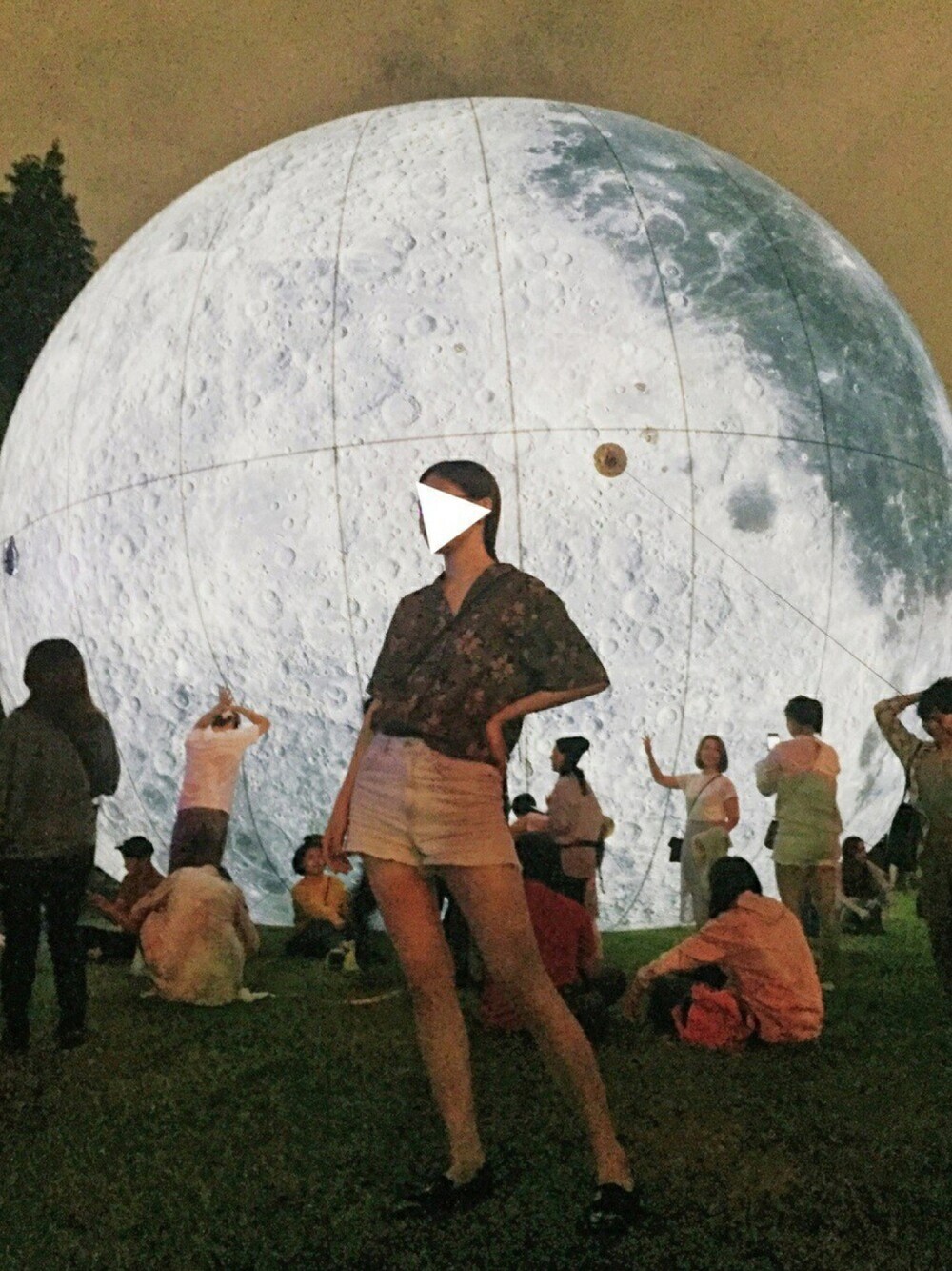 「moussy、FOREVER 21、Viventy、nuitblanche、TAIPEI」｜「MOUSSYのDIM FLOWER SHIRT（シャツ/ブラウス、グリーン系）」を使った、luluさん（レディース・172cm）の秋コーディネートの1枚目の写真