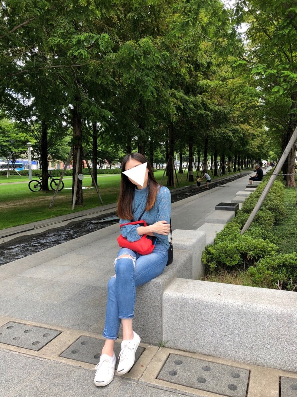 「夏コーデ、夏休み、旅行コーデ、釜山、韓国、moussy、converse、おしゃれさんと繋がりたい」｜「MOUSSYのSHRRING LACE TOP（Tシャツ/カットソー、ブルー系）」を使った、luluさん（レディース・172cm）の夏コーディネートの1枚目の写真