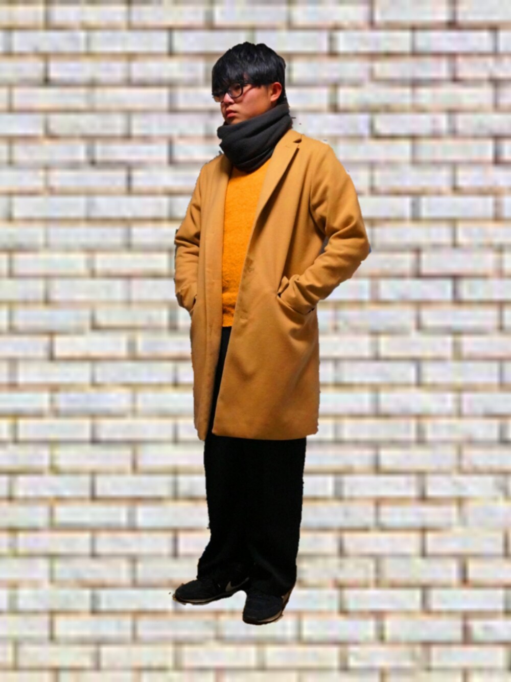 ベージュ系のチェスターコート、イエロー系のニット/セーター、ブラック系のその他パンツを着用したメンズの冬コーディネートの1枚目の写真