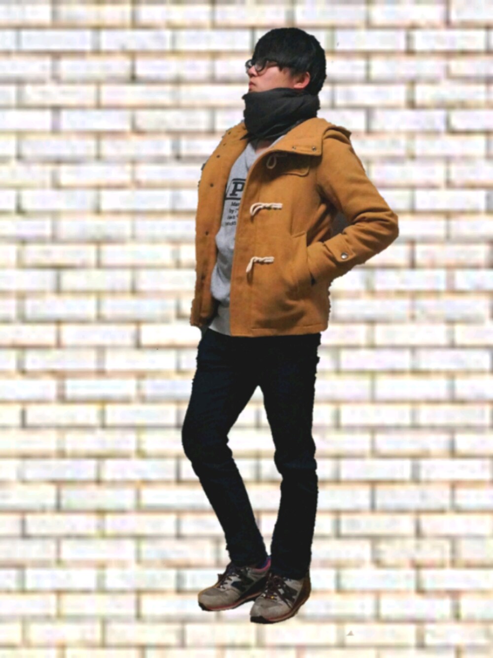 「ダッフルコート、キャメル、古着、レイヤードスタイル、スキニーデニム、スニーカー、冬」｜「UNIQLOのアイテム（マフラー、ブラウン系）」を使った、＃Tsubasa＃さん（メンズ・170cm）の冬コーディネートの1枚目の写真
