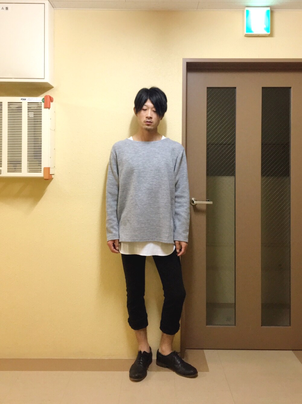 「シンプルコーデ、スキニーパンツ、グレー、レイヤードスタイル、カジュアル」｜「FREAK'S STOREの長袖Tシャツ（Tシャツ/カットソー、グレー系）」を使った、n.r.aさん（メンズ・170cm）の夏コーディネートの1枚目の写真