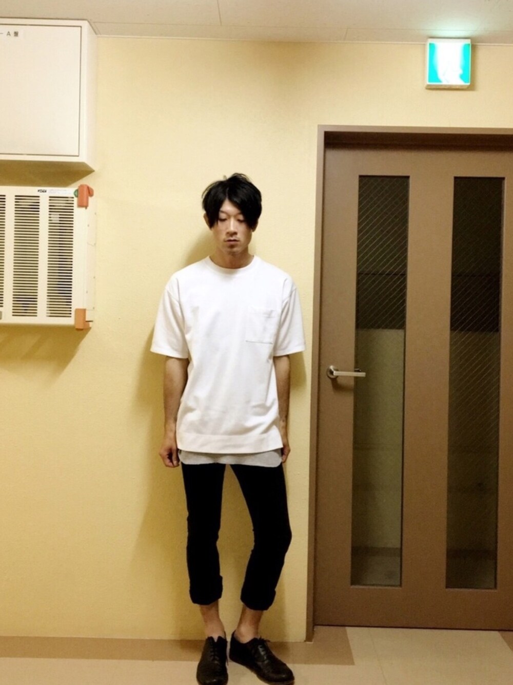 「シンプル、ブラック、スキニー、夏コーデ、レイヤードスタイル、ビッグシルエット、ビッグT、Tシャツ」｜「BEAUTY&YOUTH UNITED ARROWSのBY ポンチ ワイドフォルム カットソー -MADE IN JAPAN-（Tシャツ/カットソー、ホワイト系）」を使った、n.r.aさん（メンズ・171cm）の夏コーディネートの1枚目の写真