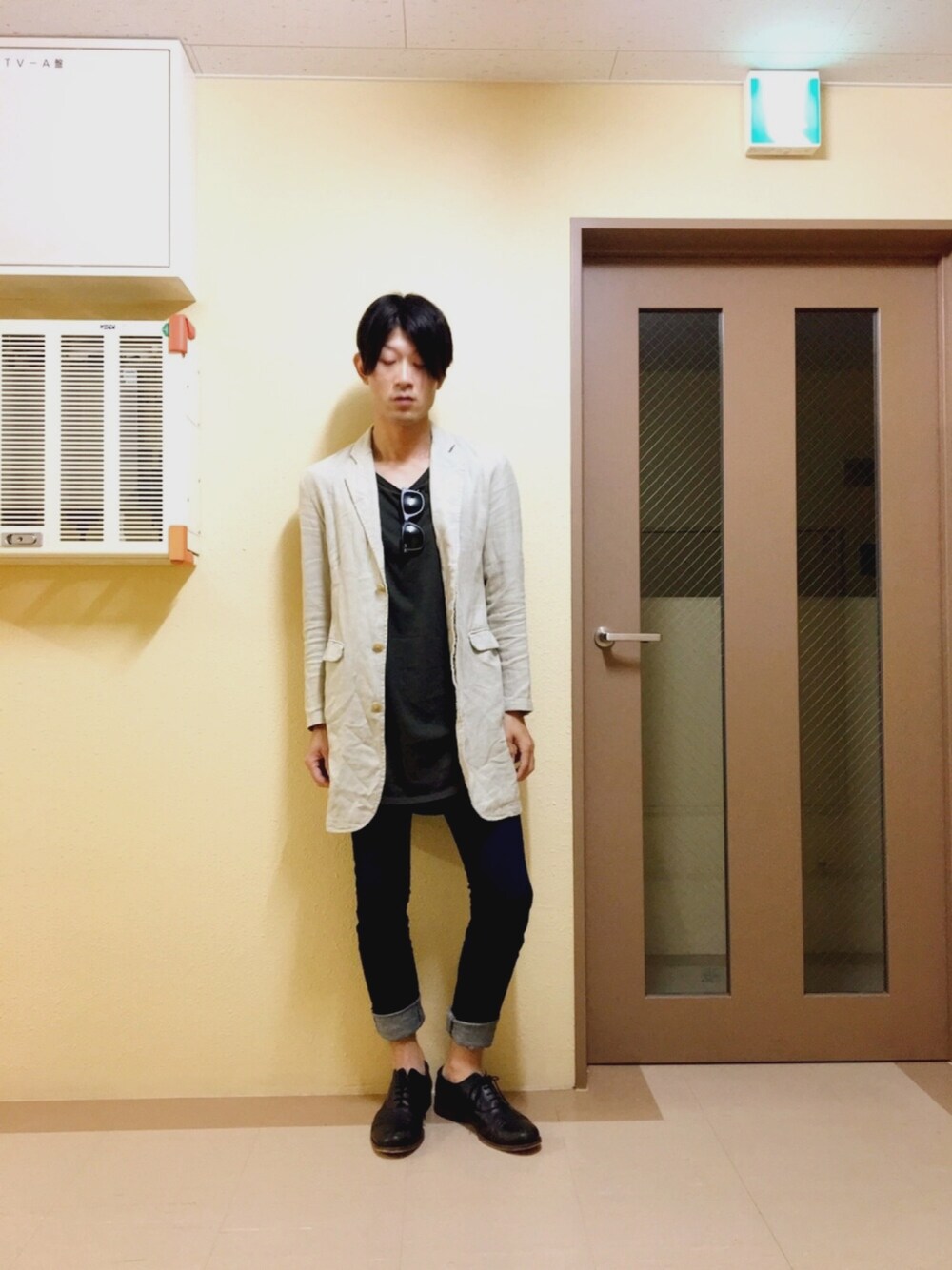 「休日スタイル、シンプルコーデ、黒スキニー、サングラス、雨の日コーデ、ロングTシャツ」｜「AMERICAN RAG CIEのAMERICAN RAG CIE コットン リネン 比翼チェスターコート Π（チェスターコート、ベージュ系）」を使った、n.r.aさん（メンズ・171cm）の夏コーディネートの1枚目の写真