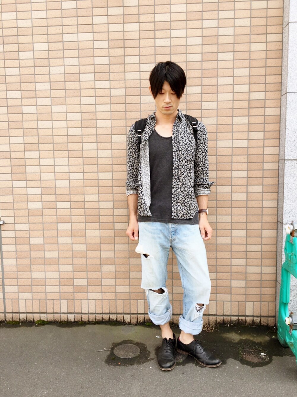 「シンプル、夏コーデ、ラフ、雨の日コーデ、シャツ、streetstyle」｜「HAREの【HARE】ジャガードハナガラシャツ（シャツ/ブラウス、ブルー系）」を使った、n.r.aさん（メンズ・170cm）の夏コーディネートの1枚目の写真
