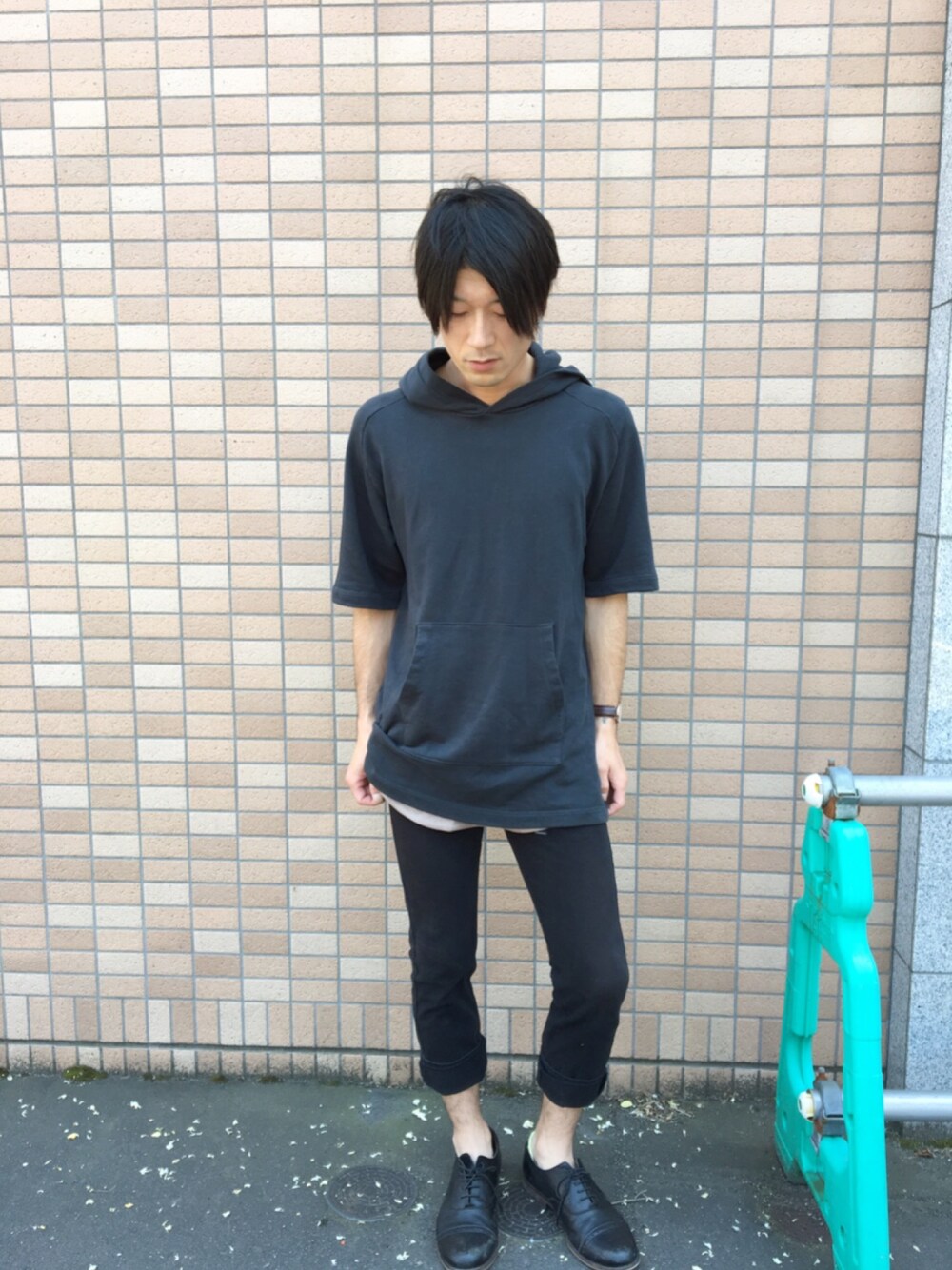 「シンプルコーデ、革靴、パーカー、スキニーデニム、レイヤードスタイル、タンクトップ、おしゃれさんと繋がりたい、休日スタイル、ロールアップ」｜「MONKEY TIMEのプルオーバースウェットパーカー（パーカー、ブラック系）」を使った、n.r.aさん（メンズ・171cm）の夏コーディネートの1枚目の写真