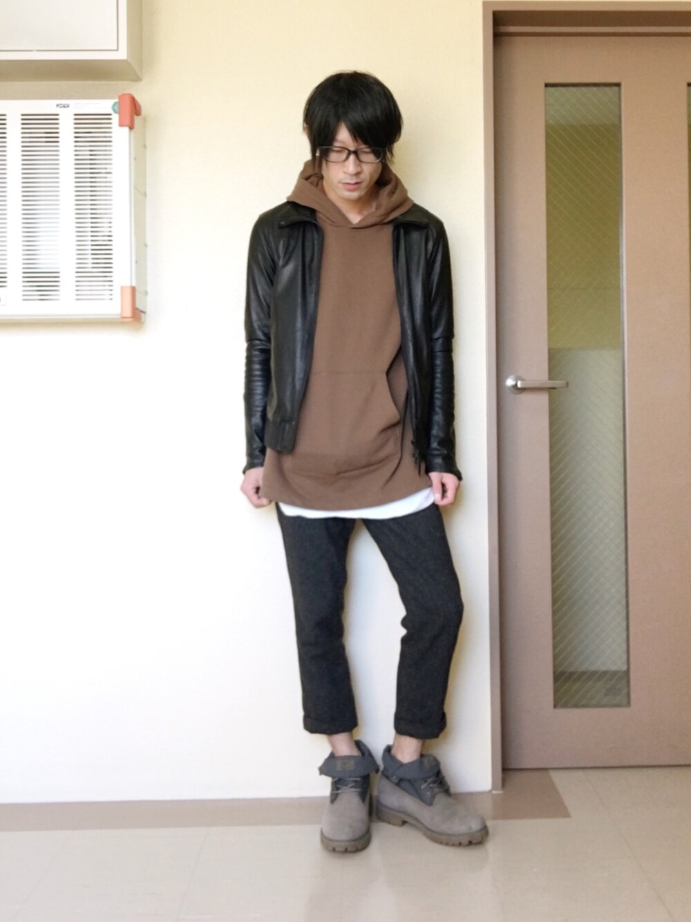 「秋のコーデ、休日スタイル、ラフ、ロールアップ、ライダース、パーカー、ストリート、レイヤードスタイル」｜「MONKEY TIMEのプルオーバーパーカー（パーカー、ブラウン系）」を使った、n.r.aさん（メンズ・171cm）の秋コーディネートの1枚目の写真
