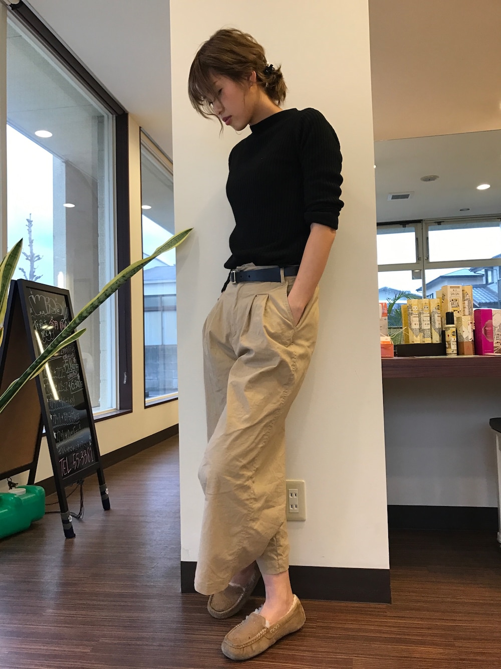 「美容師コーデ、ママコーデ、カジュアル」｜「Right-onのアイテム（その他パンツ、ベージュ系）」を使った、Nao さん（レディース・167cm）の春コーディネートの1枚目の写真