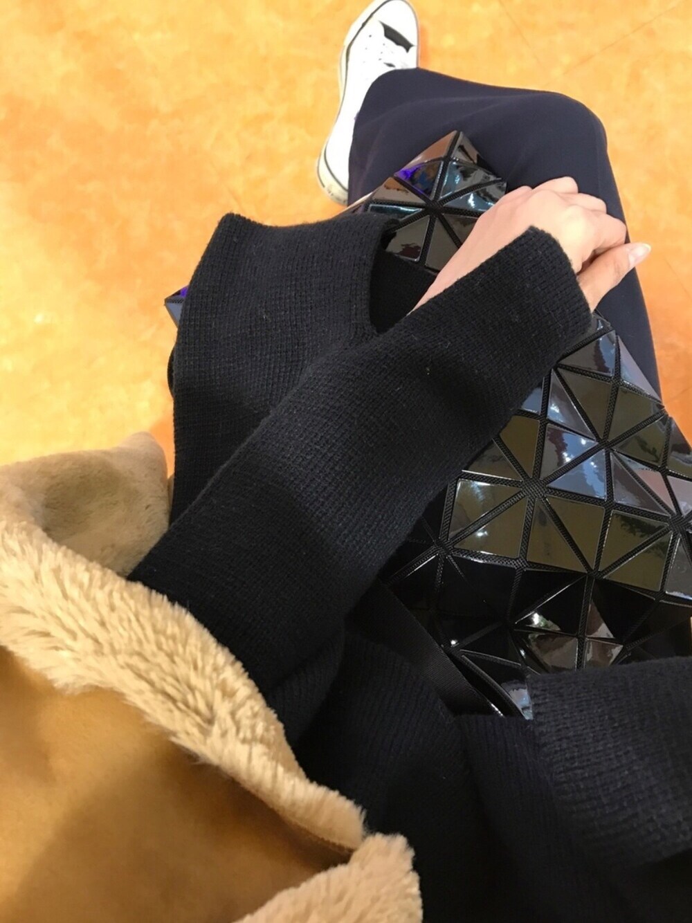 「コンバース、アメリ、ニット、ワイドパンツ、オトナカジュアル、ムートンコート、アウター、ブラウン、リラックススタイル、スプリングSENSEOFPLACE」｜「BAO BAO ISSEY MIYAKEのBILBAO TETRA-1（ショルダーバッグ、ブラック系）」を使った、ma.rtnさん（レディース・153cm）の冬コーディネートの1枚目の写真