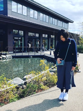 「blue」｜「アイテム（ニット/セーター）」を使った、Julia Chiuさん（レディース・159cm）の秋コーディネート