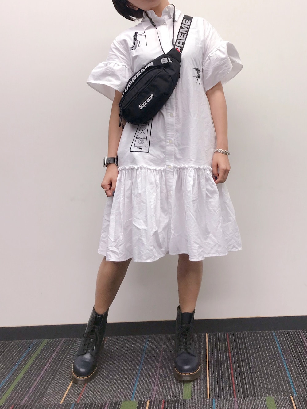 「fannypack、supreme、rocknroll、Dr.Martens、black and white、hkgirl、hkig」｜「Supreme のアイテム（ボディバッグ/ウエストポーチ、ブラック系）」を使った、Julia Chiuさん（レディース・159cm）の秋コーディネートの1枚目の写真