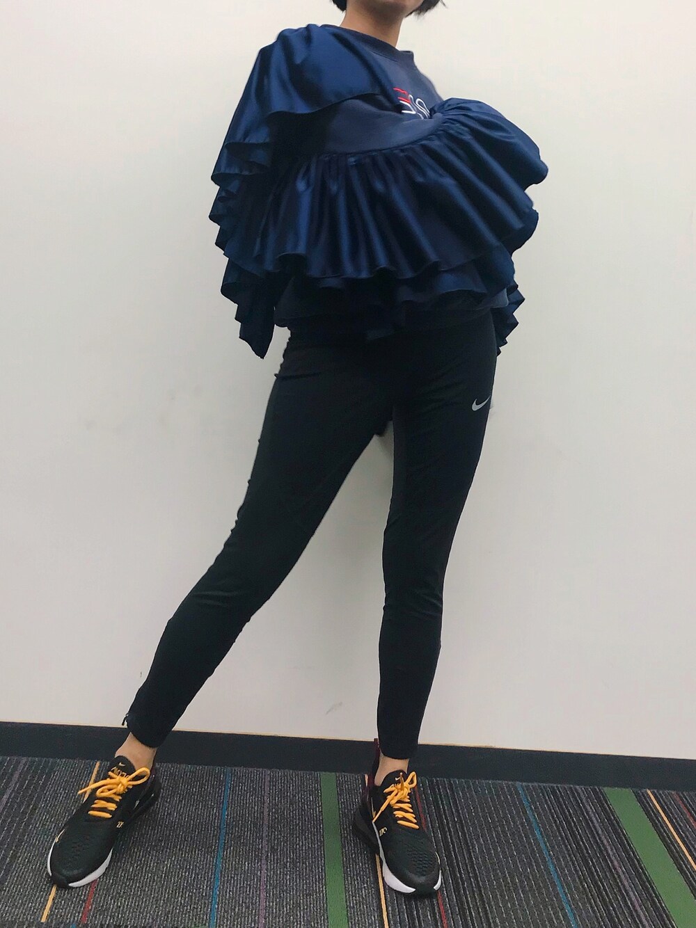 「REMAKE、hkremake、hk brand、hkgirl」｜「microwavehkのアイテム（スウェット、ブルー系）」を使った、Julia Chiuさん（レディース・159cm）の秋コーディネートの1枚目の写真