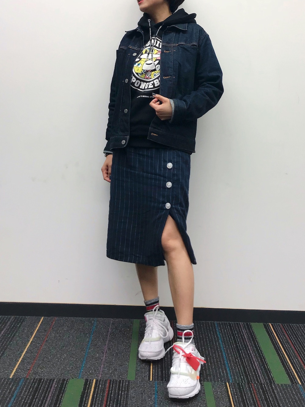 「denim、hkgirl、spongebob、leisurewear、offwhite×nike」｜「mujiのアイテム（デニムジャケット、ブルー系）」を使った、Julia Chiuさん（レディース・159cm）の秋コーディネートの1枚目の写真