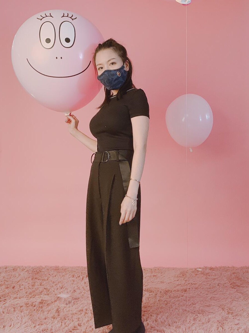 「ALL BLACK、hkgirl、hk brand、Hong Kong、Hong Kong brand、handmade masks」｜「ZARAのアイテム（トップス、ブラック系）」を使った、Julia Chiuさん（レディース・159cm）の秋コーディネートの1枚目の写真