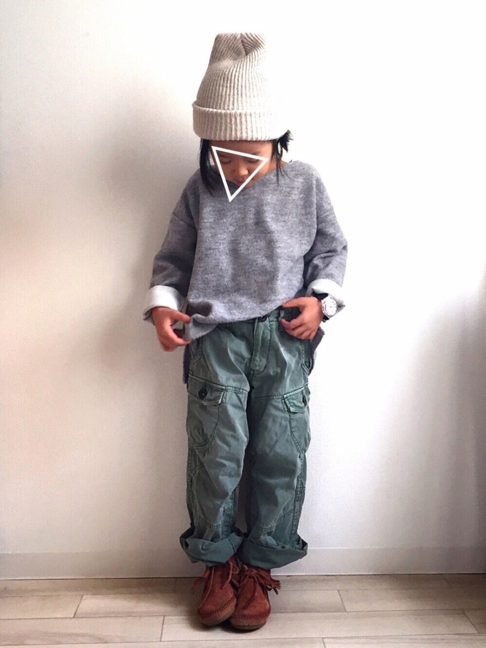 「キッズファッション、シンプルコーデ、Vネック、カーゴパンツ、おんなのこ、ニット帽」｜「URBAN RESEARCH DOORSのDOORS　浅Vネックワイドプルオーバー（Tシャツ/カットソー、グレー系）」を使った、erinkaさん（キッズ・110cm）の冬コーディネートの1枚目の写真
