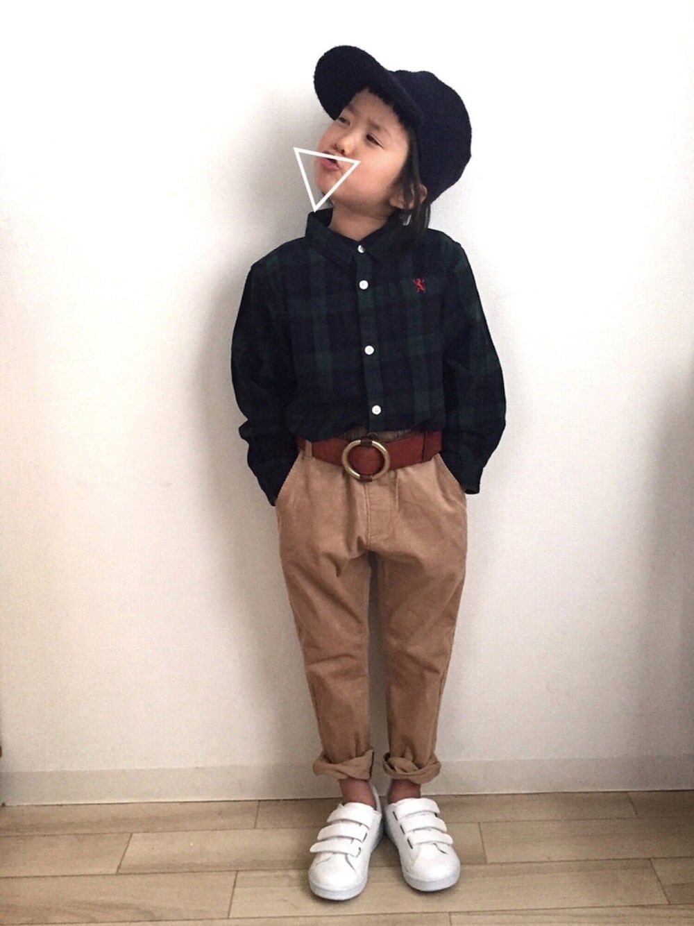 「キッズファッション、カジュアルコーデ、kids、女の子、スニーカー、キャップ、テーパードパンツ、カジュアル」｜「GIORDANOの[GIORDANO]ライオン刺繍フランネルタータンチェック柄シャツ（シャツ/ブラウス、グリーン系）」を使った、erinkaさん（キッズ・110cm）の冬コーディネートの1枚目の写真