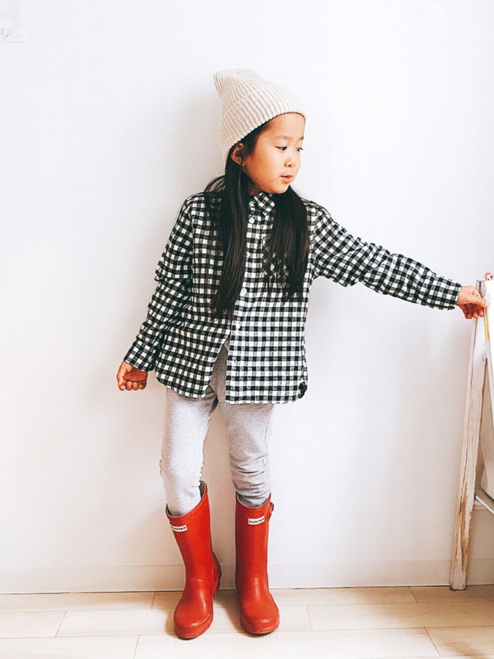「kids、キッズコーデ、シンプル、カジュアル、女の子、プティマイン、ニット帽、プチプラ、スウェットパンツ」｜「petit mainの柄デザインベーシック長袖シャツ（シャツ/ブラウス、ブラック系）」を使った、erinkaさん（キッズ・110cm）の秋コーディネートの1枚目の写真