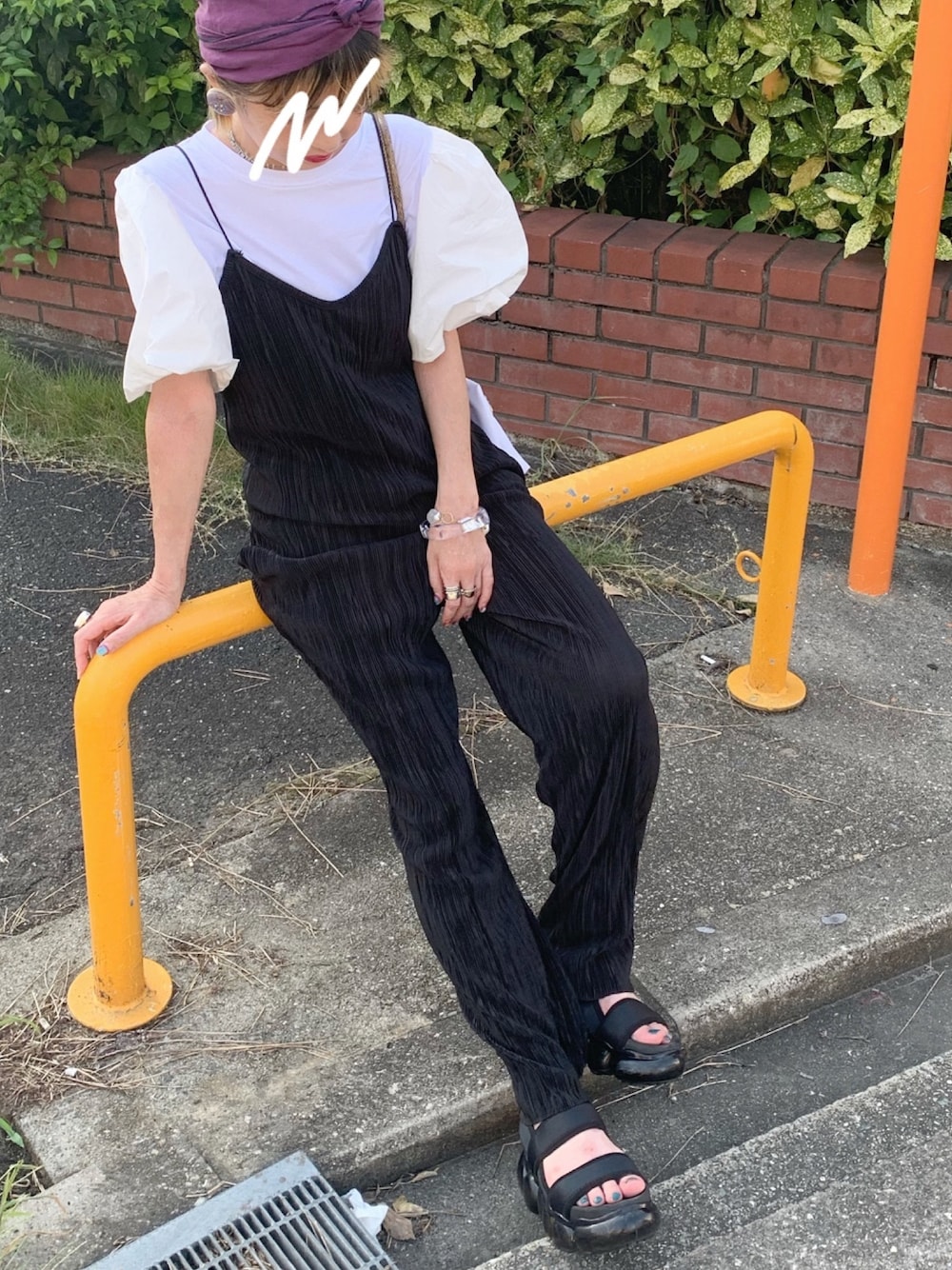 「夏コーデ、パフスリーブ、ボリューム袖、サンダル、ラフ、シンプル、黒、サロペット、プリーツ、モノトーンコーデ」｜「fd styleのアイテム（サロペット/オーバーオール、ブラック系）」を使った、yukari_riraさん（レディース・155cm）の夏コーディネートの1枚目の写真