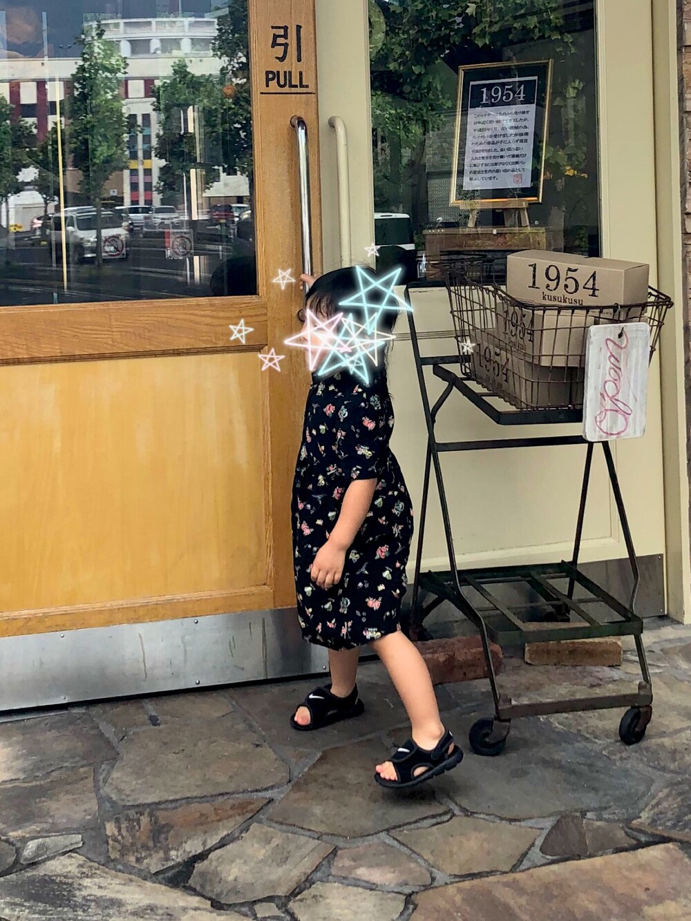「GLOBAL WORKのアイテム（シャツワンピース、ブラック系）」を使った、haruさん（キッズ・100cm）の夏コーディネートの1枚目の写真
