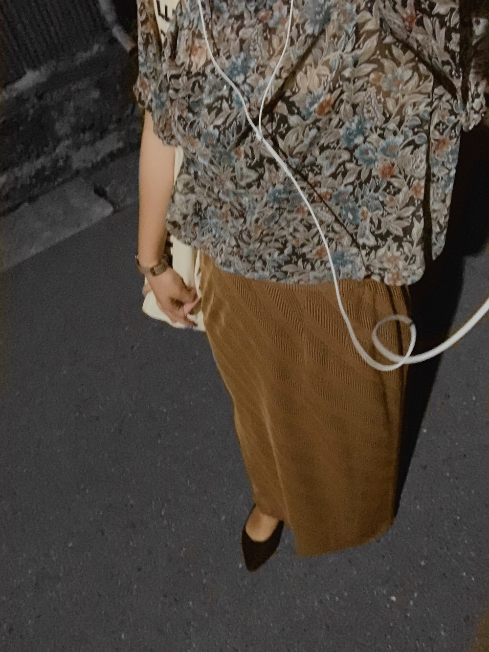 ブルー系のトップス、ブラウン系のスカート、ブラック系のシューズを着用したレディースの夏コーディネートの1枚目の写真