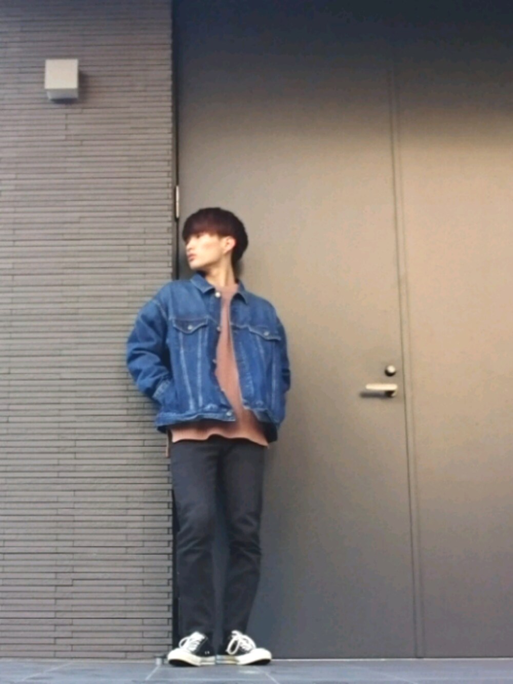 「シンプル、カジュアルコーデ、ootd、デニム、黒スキニー」｜「BEAUTY&YOUTH UNITED ARROWSのBY ドロップショルダー デニムジャケット о（デニムジャケット、ブルー系）」を使った、shoさん（メンズ・168cm）の冬コーディネートの1枚目の写真