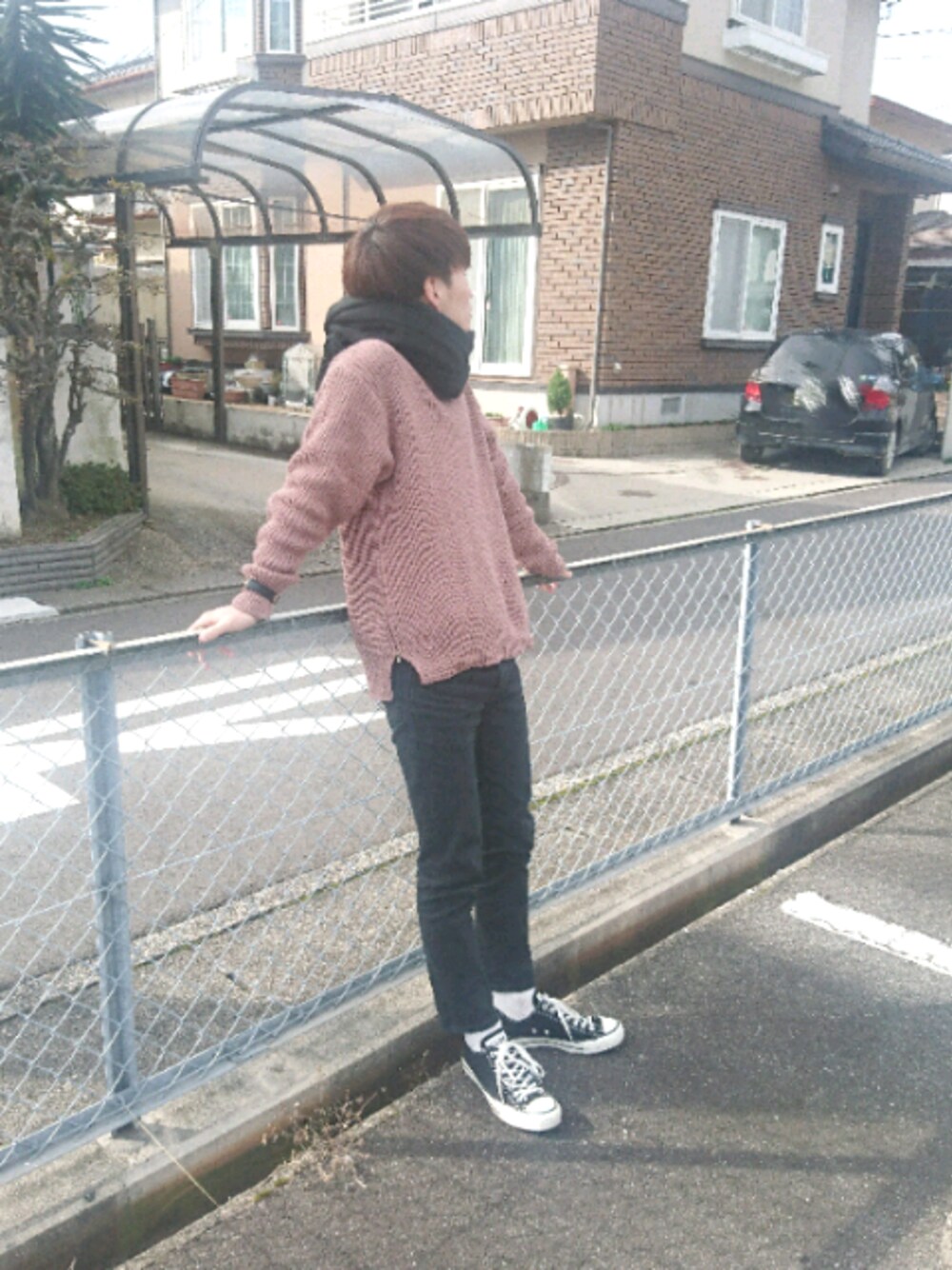 「シンプル、黒、ootd、大学生、converse、fashion、いいね、save、フォローお願いします🤑」｜「MONKEY TIMEの＜monkey time＞ PE AZE SIDE ZIP CN/ニット（ニット/セーター、ピンク系）」を使った、shoさん（メンズ・168cm）の冬コーディネートの1枚目の写真
