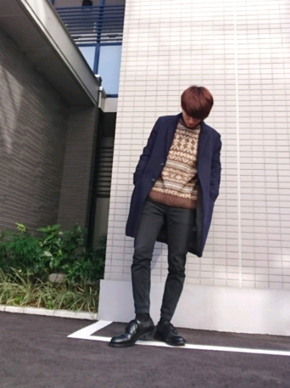「ネイビー、冬、大人カジュアル、チェスターコート、古着MIX」｜「古着のアイテム（ニット/セーター、ブラウン系）」を使った、shoさん（メンズ・168cm）の冬コーディネートの1枚目の写真